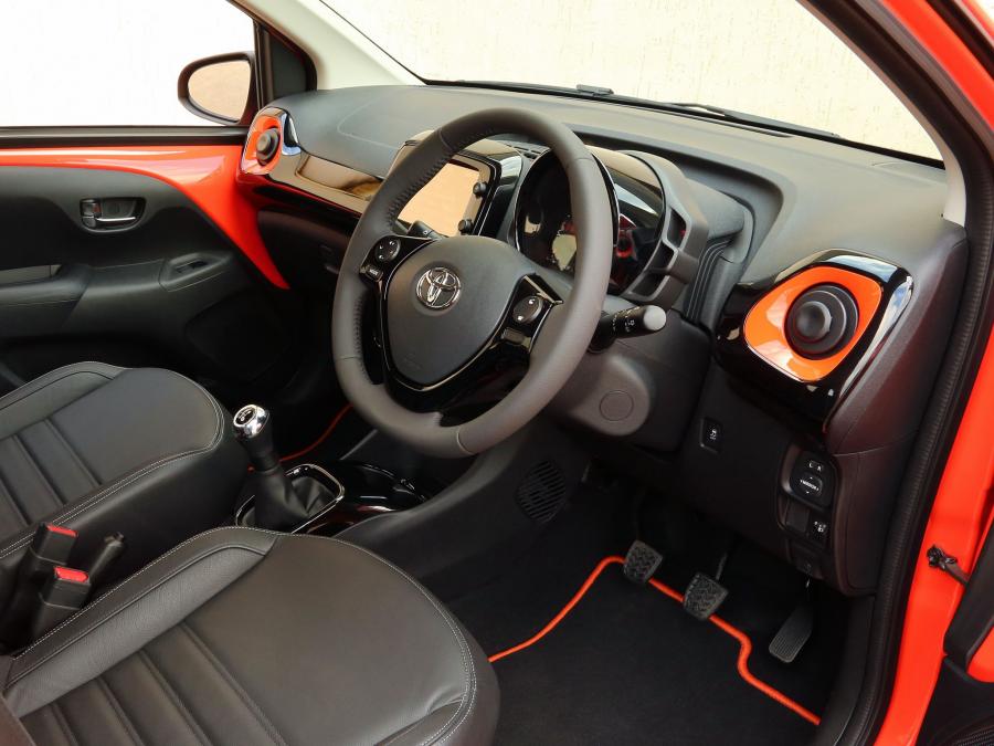  Toyota Aygo x-cite 5-Door 2014 года  (UK) (фото 10 из 18)